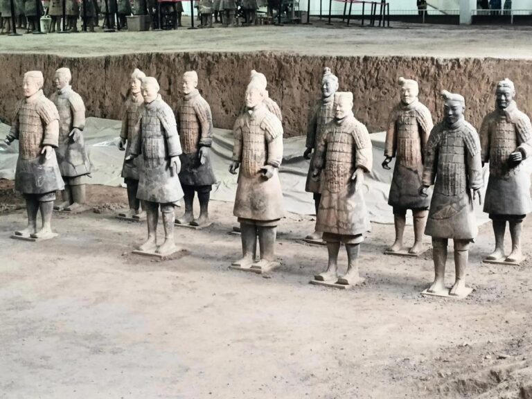 What is the average size of the roughly 8000 soldiers of the Terracotta Army?